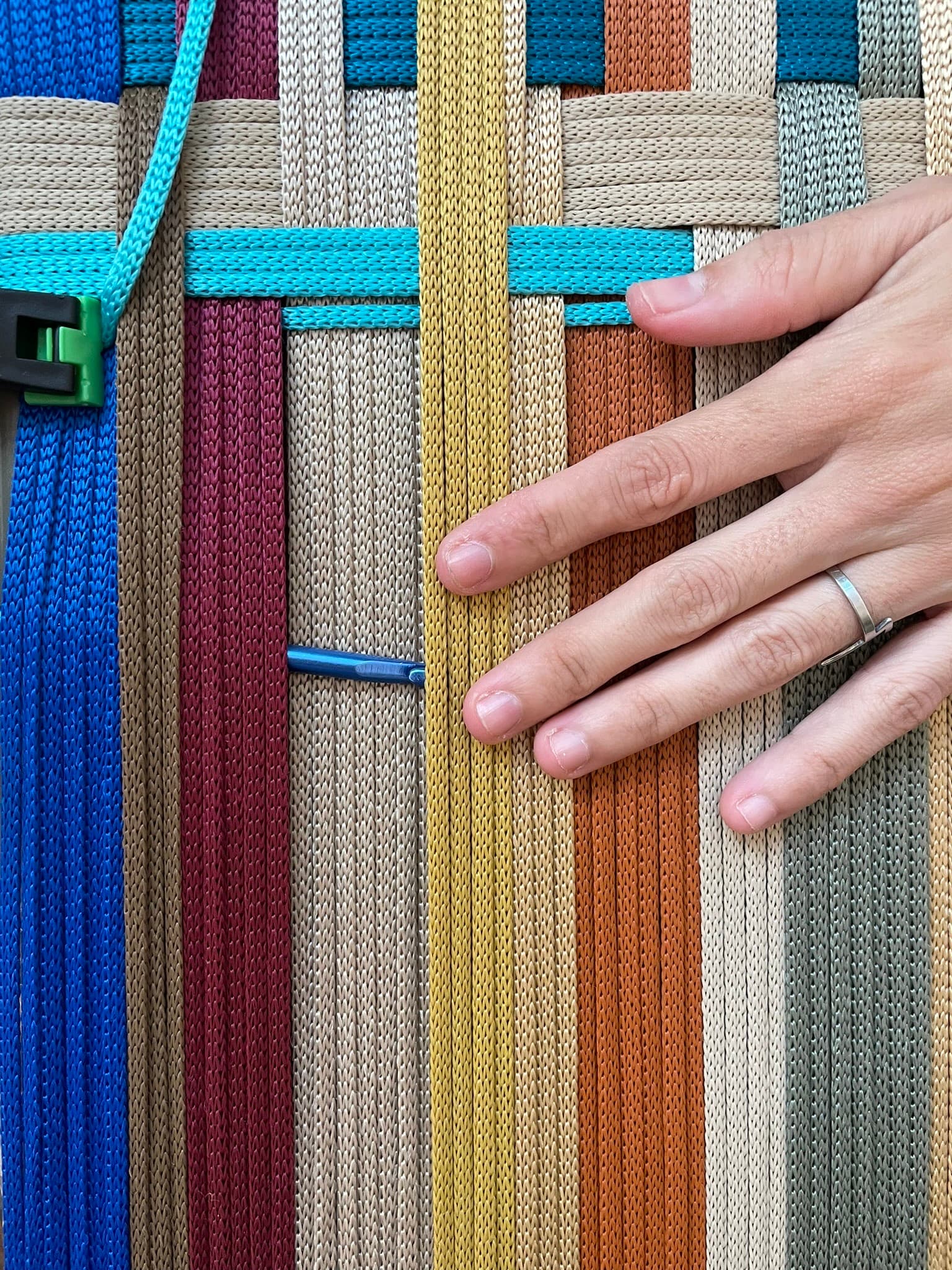 Tramado feito à mão, fio a fio